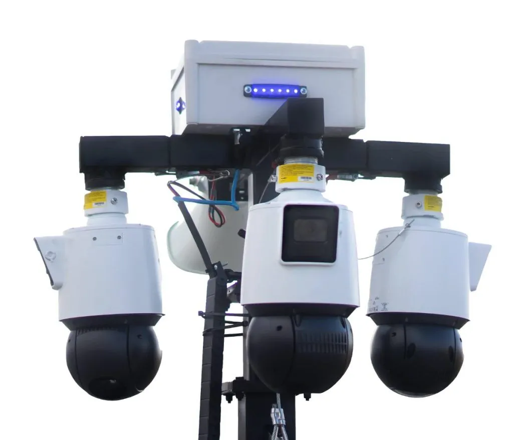 Remote Video Guarding Trailer Cameras in Houston, TX – 03 Multiple security cameras mounted on a pole.